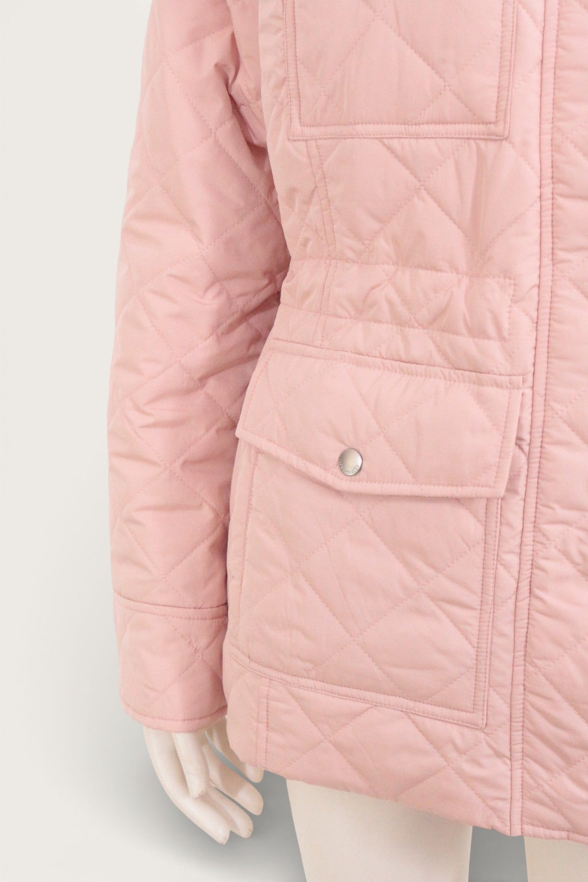 Veste matelassée rose Ilse Jacobsen avec poches avant, disponible chez Frippindealz