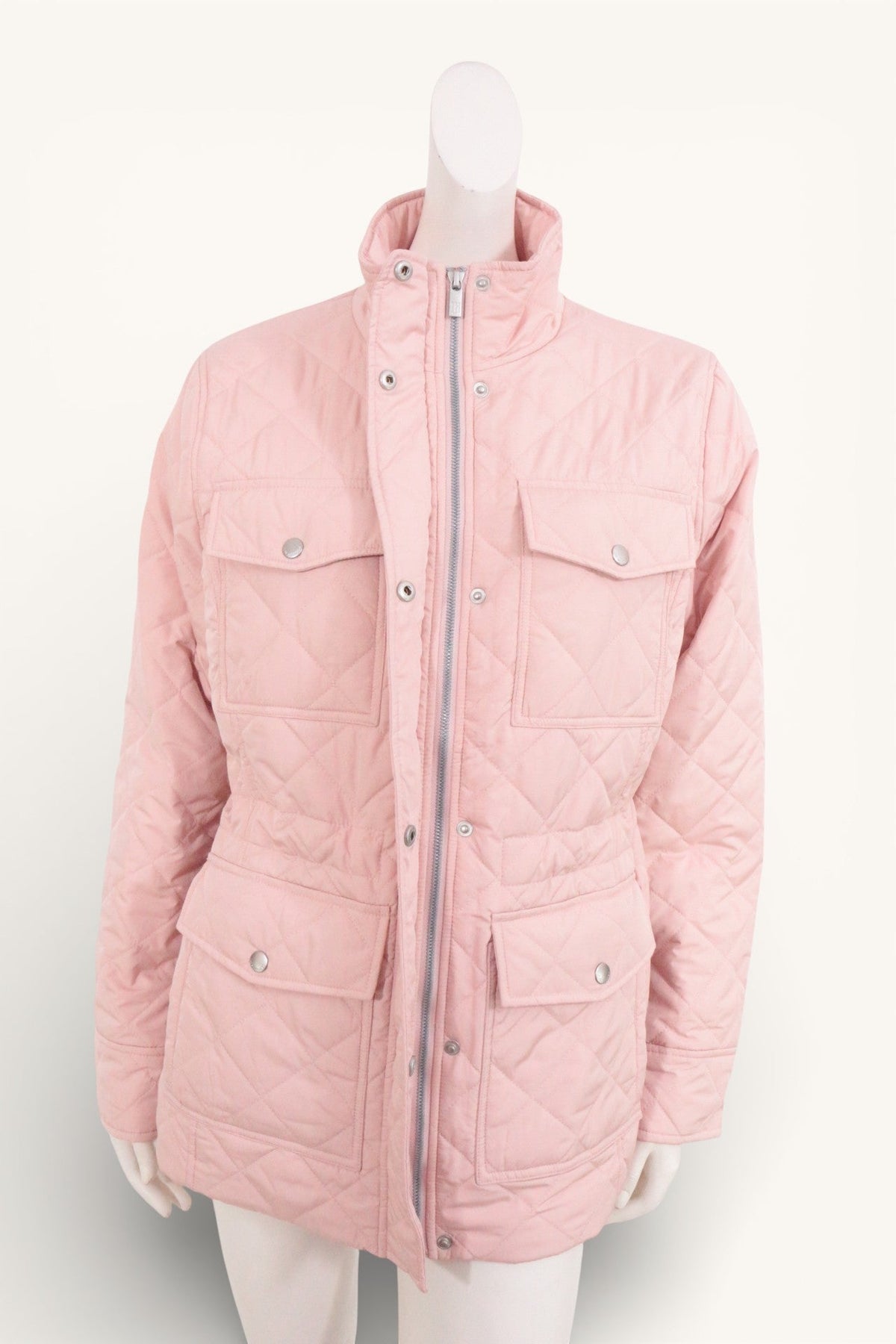 Veste matelassée rose Frippindealz avec fermeture éclair, col montant et poches avant, style décontracté et élégant.