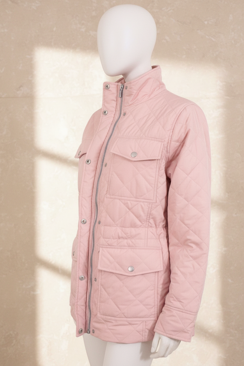 Veste matelassée rose Frippindealz avec fermeture éclair et poches avant, présentée sur un mannequin