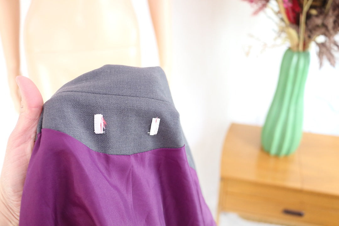 Détail de la doublure violette contrastée d'une veste militaire grise Ox Bridge chez Frippindealz