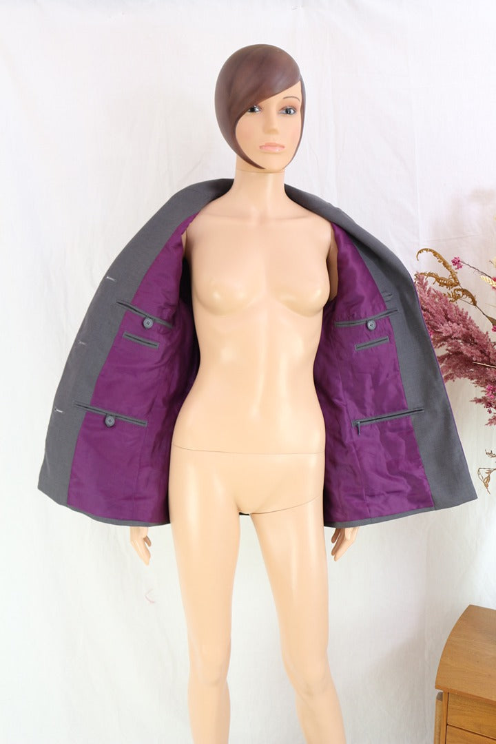 Veste militaire Frippindealz Ox Bridge grise en laine avec doublure violette contrastée sur mannequin