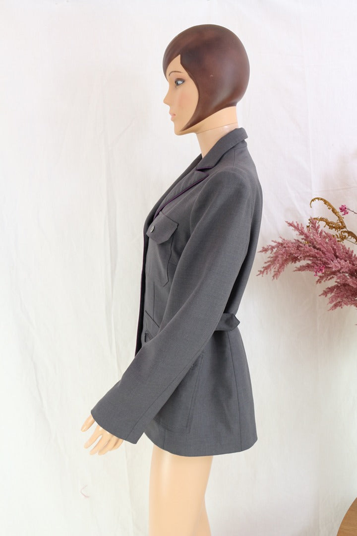 Veste militaire Frippindealz Ox Bridge grise en laine et polyester avec poches à rabat, vue de profil sur mannequin.