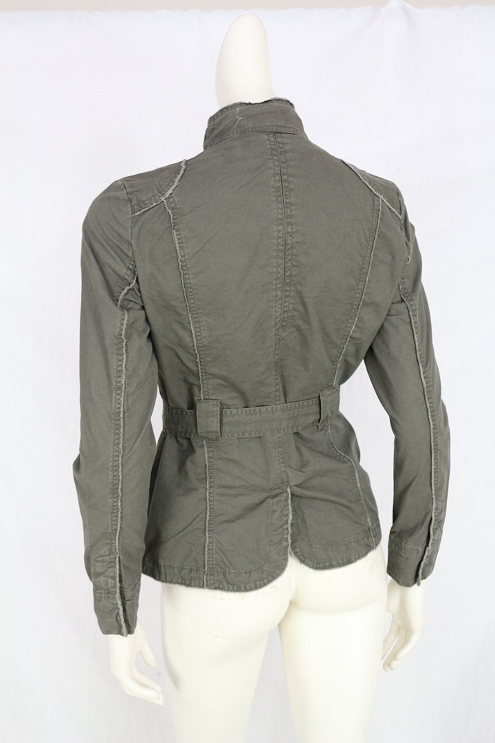 Vue arrière de la veste militaire Frippindealz Kalamton en coton kaki avec ceinture et coutures apparentes