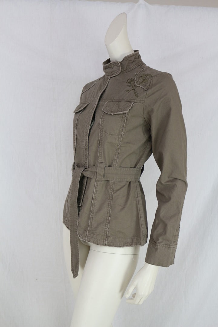 Veste militaire Frippindealz Kalamton kaki en coton avec col montant, poches poitrine et ceinture nouée