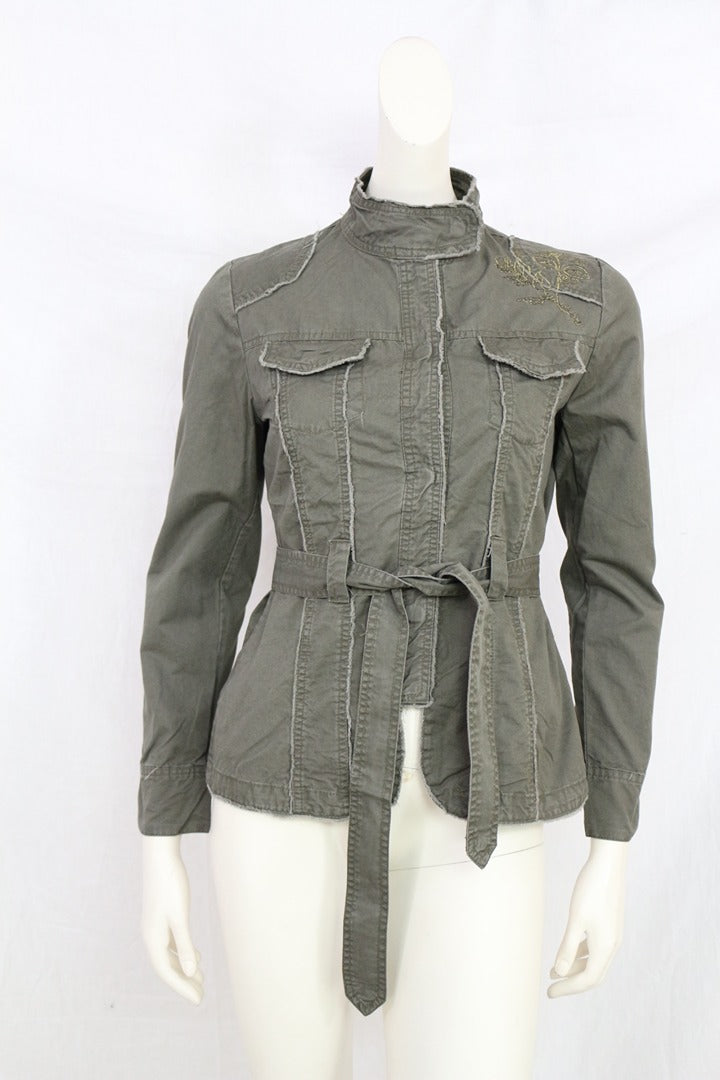 Veste militaire Frippindealz Kalamton kaki en coton avec ceinture, poches poitrine et broderie sur l'épaule