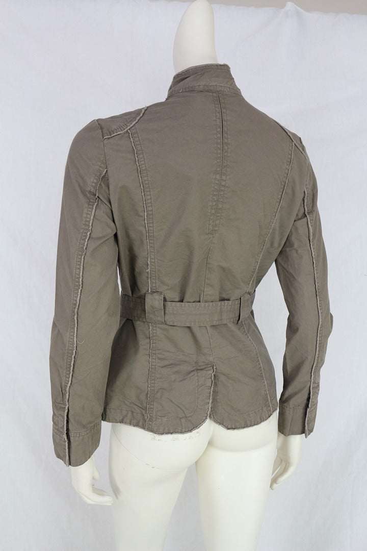 Vue arrière de la veste militaire Frippindealz Kalamton en coton kaki avec col montant et ceinture intégrée
