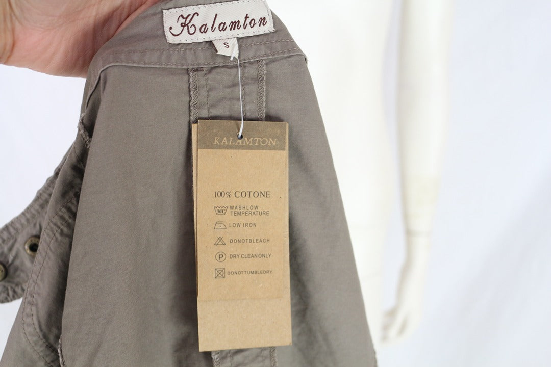 Étiquette de marque Frippindealz sur veste militaire Kalamton kaki en coton avec instructions d'entretien
