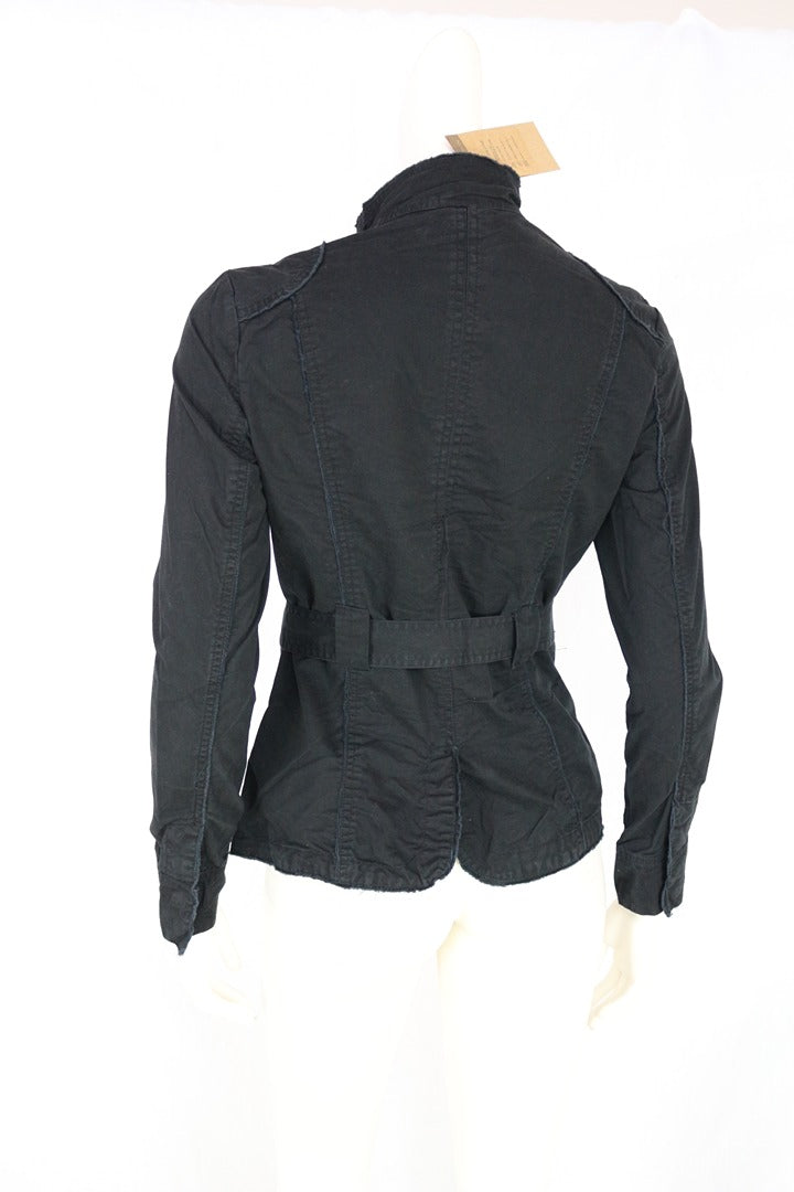 Vue arrière de la veste militaire noire en coton Kalamton avec ceinture à nouer, vendue par Frippindealz