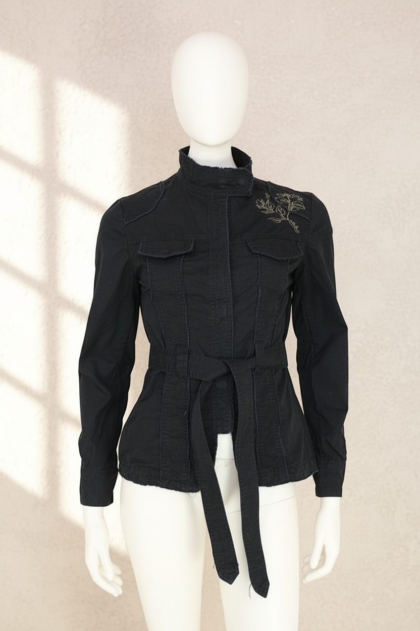 Veste militaire noire en coton Frippindealz avec ceinture, col montant et broderie délicate sur l'épaule