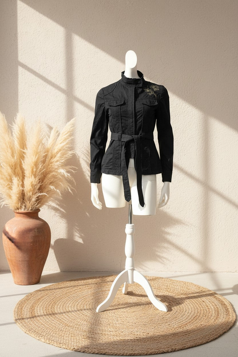 Veste militaire noire en coton Frippindealz avec ceinture, col montant et broderie délicate sur l'épaule