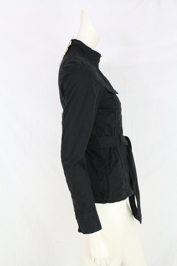 Veste militaire noire Kalamton en coton avec ceinture et broderie, vue de profil, vendue par Frippindealz