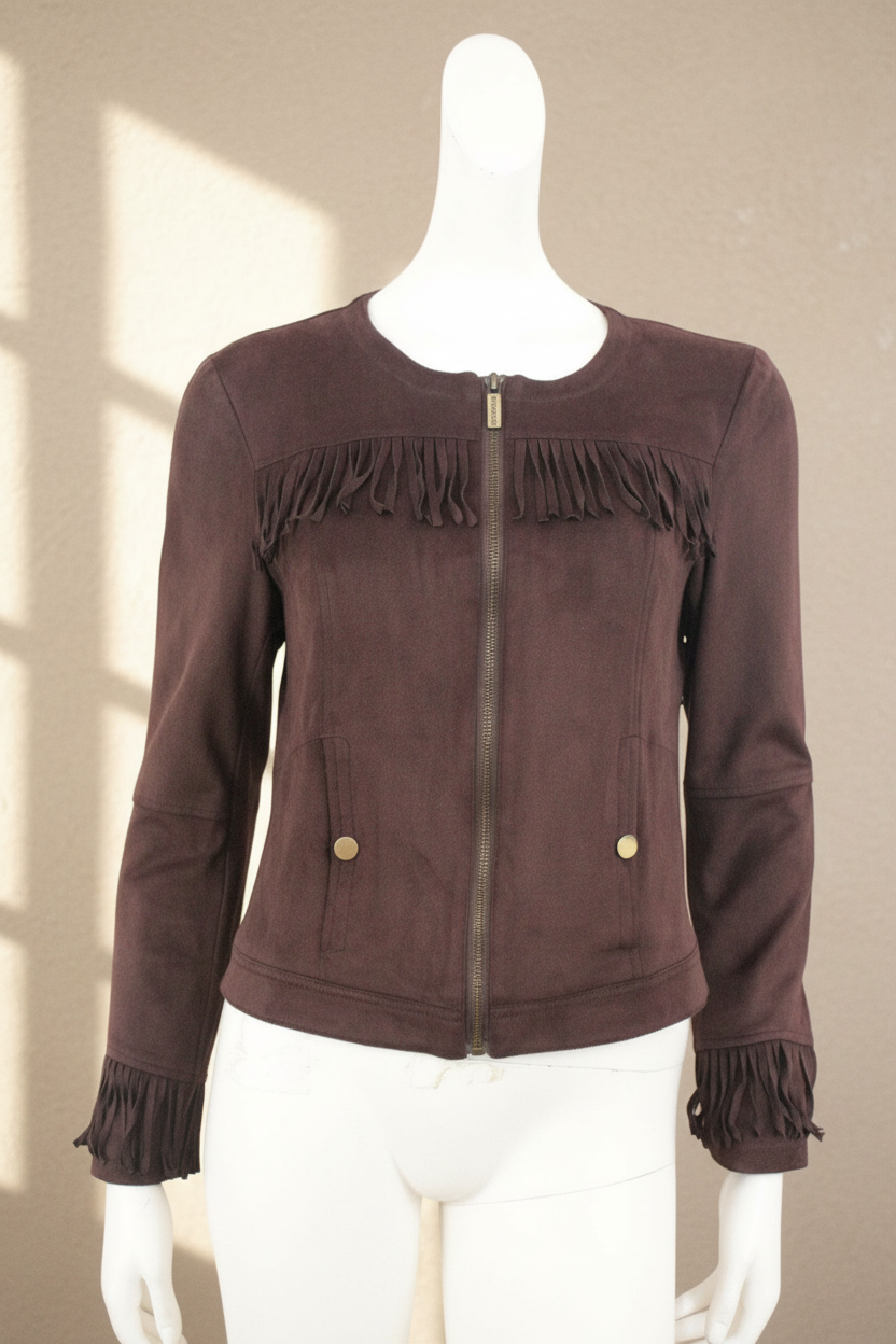 Veste Morgan Frippindealz marron effet daim avec franges style boho chic et fermeture zippée sur mannequin