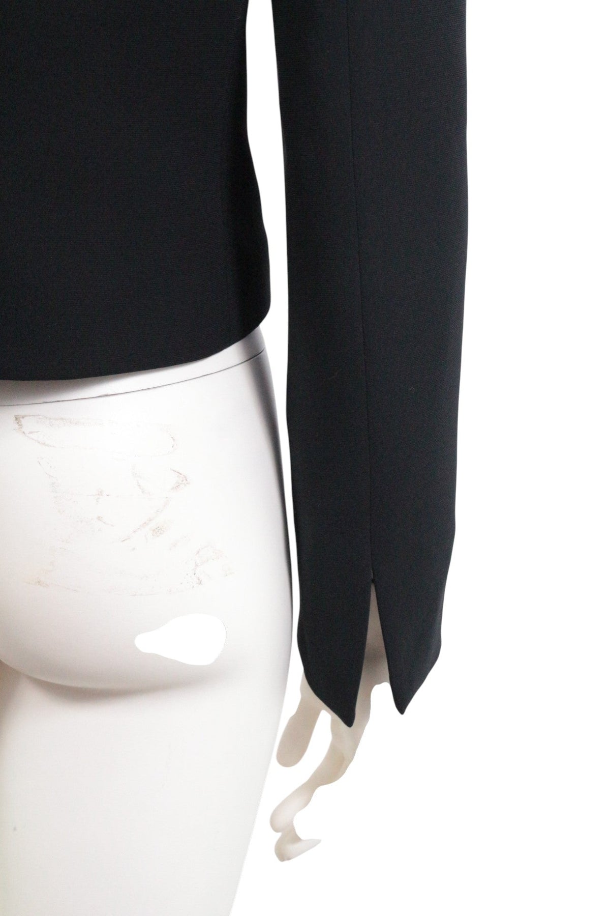 Veste noire classique en polyester Frippindealz avec détail de fente au poignet sur mannequin