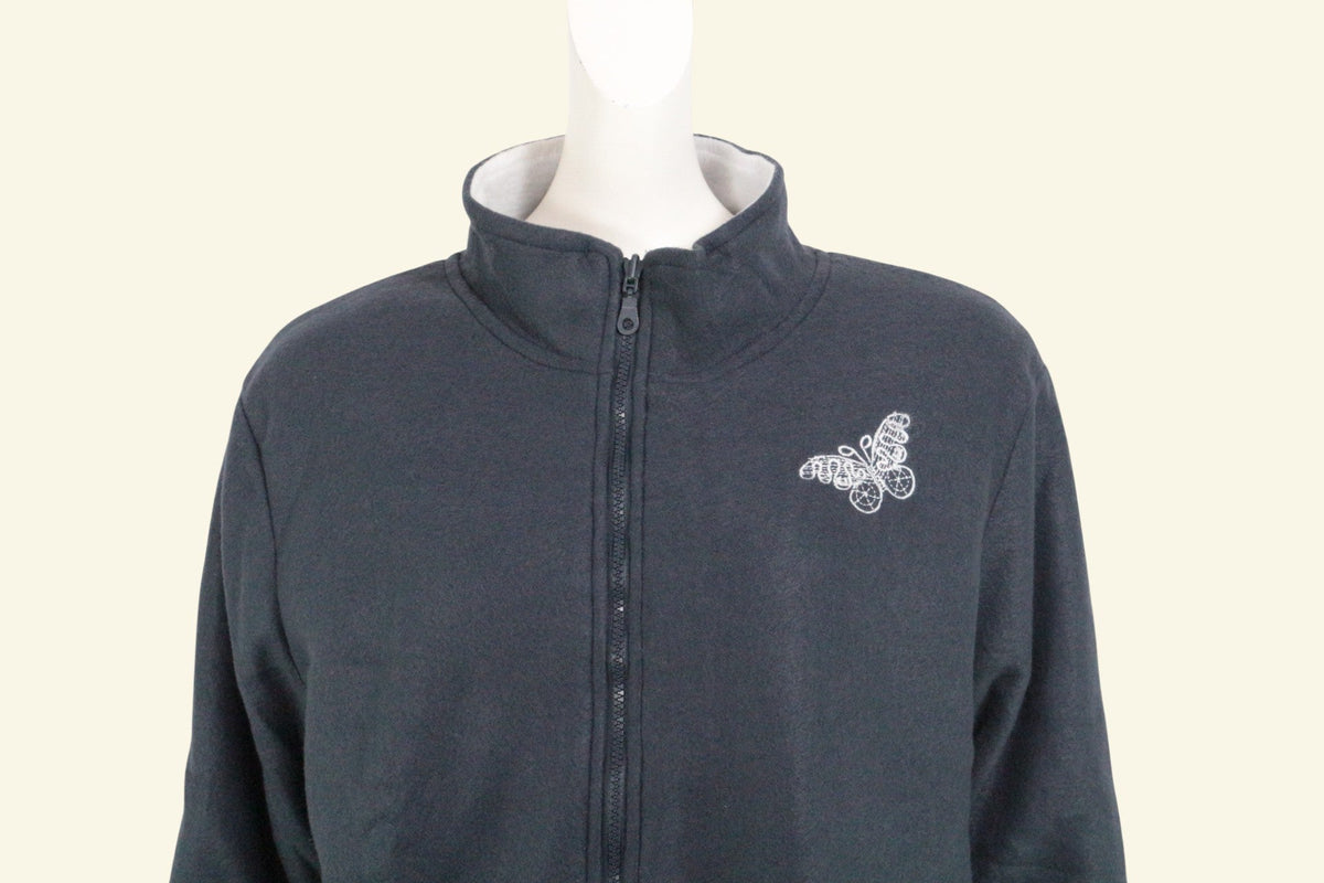 Veste polaire réversible Frippindealz Damart bleu marine avec broderie papillon blanche sur la poitrine