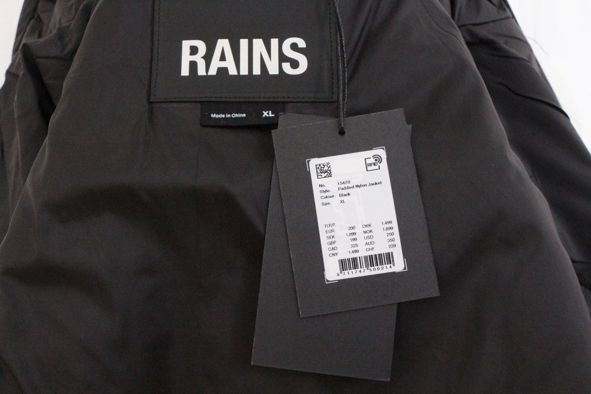 Étiquette de marque et étiquette de prix sur une veste imperméable noire Rains chez Frippindealz