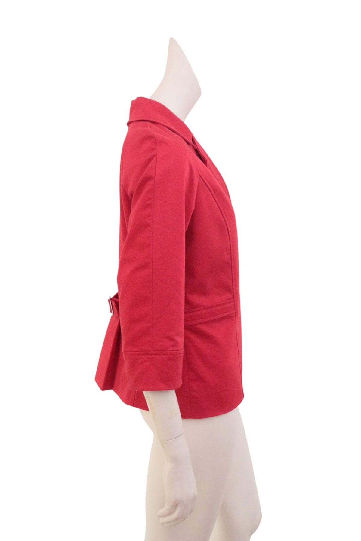 Veste rouge cerise Frippindealz en coton et polyamide avec manches trois-quarts, vue de profil sur mannequin.