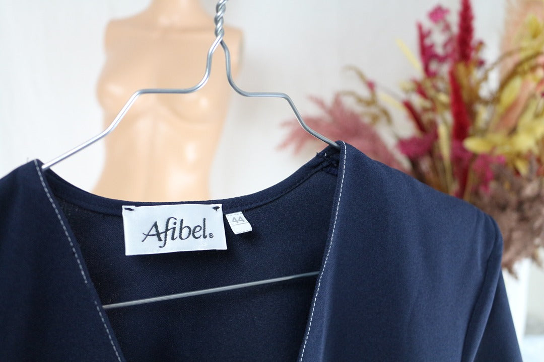 Veste sans manche Frippindealz Afibel bleu marine en polyester avec col V et surpiqûres blanches contrastées