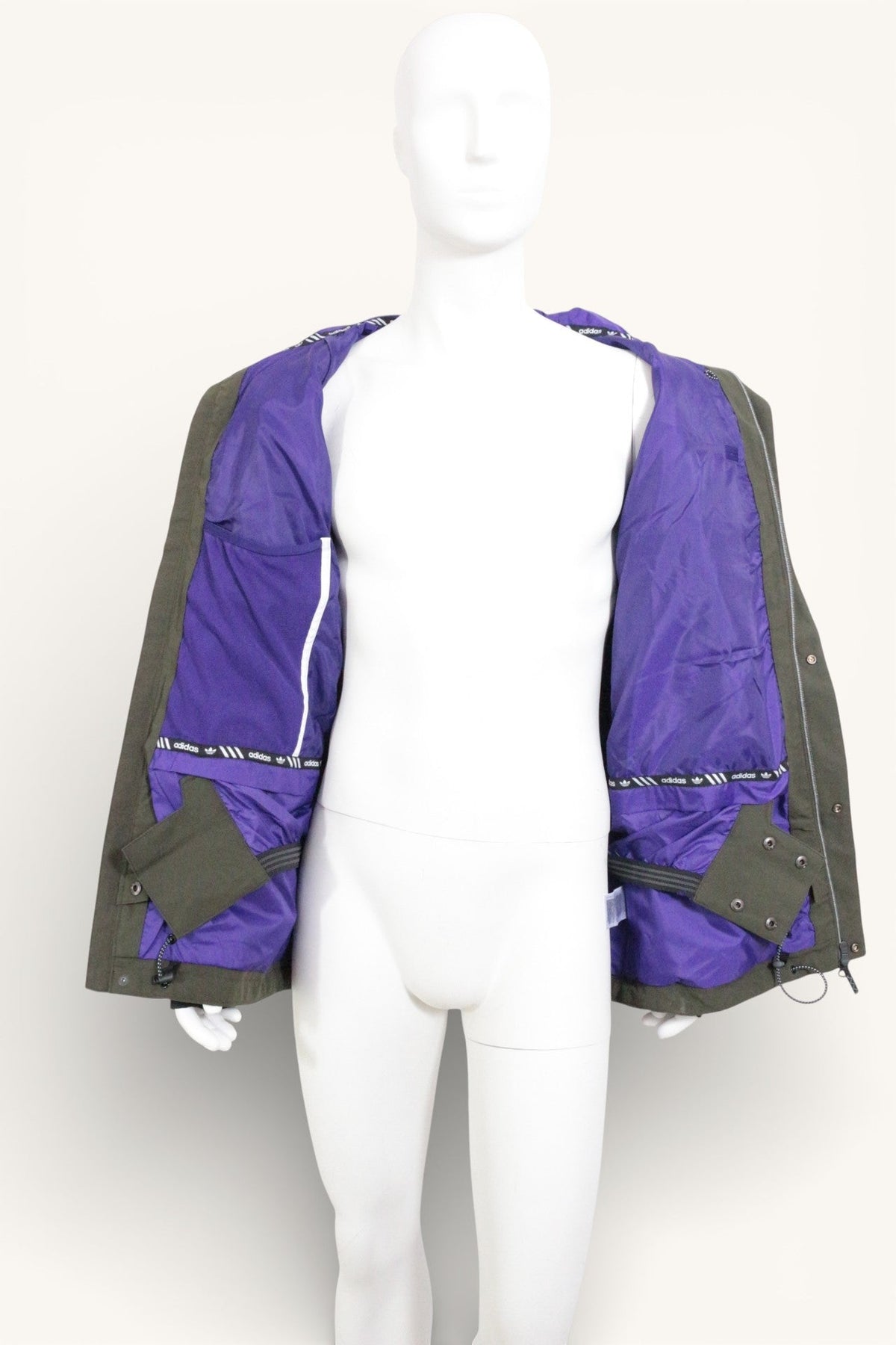 Veste de ski Frippindealz Adidas kaki et violette avec doublure intérieure contrastée sur mannequin