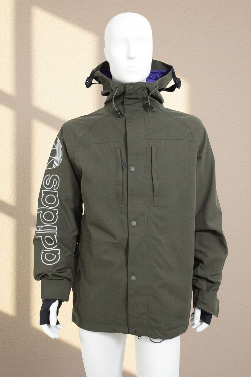 Veste de ski Frippindealz Adidas kaki et violette avec capuche et logo sur la manche sur un mannequin