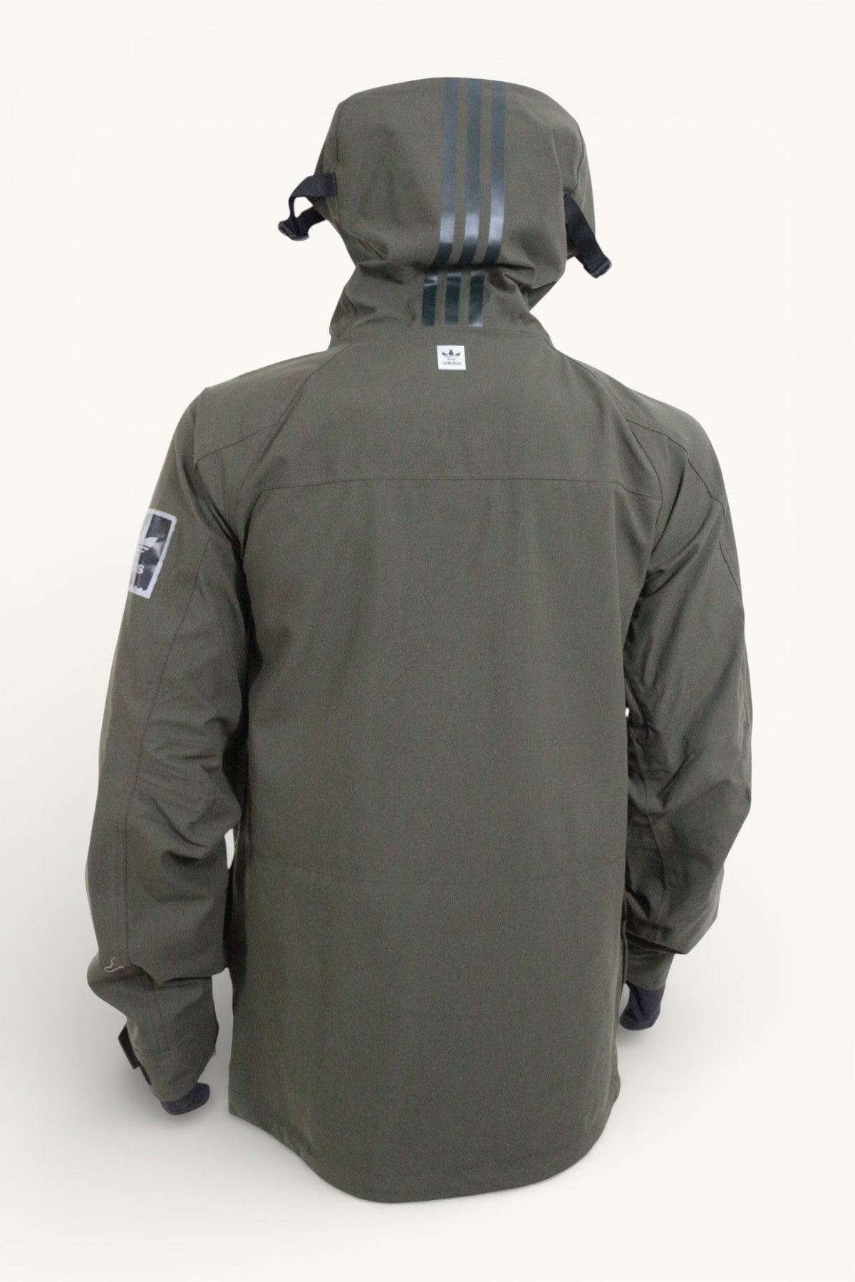 Veste de ski Frippindealz Adidas kaki en polyamide avec capuche et logo discret vue de dos