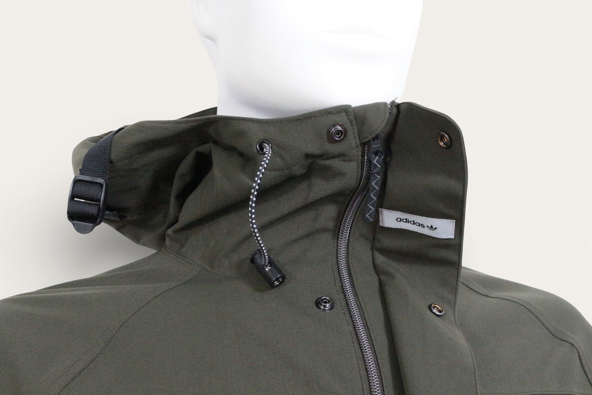 Veste de ski Adidas kaki avec capuche et fermeture zippée, disponible chez Frippindealz
