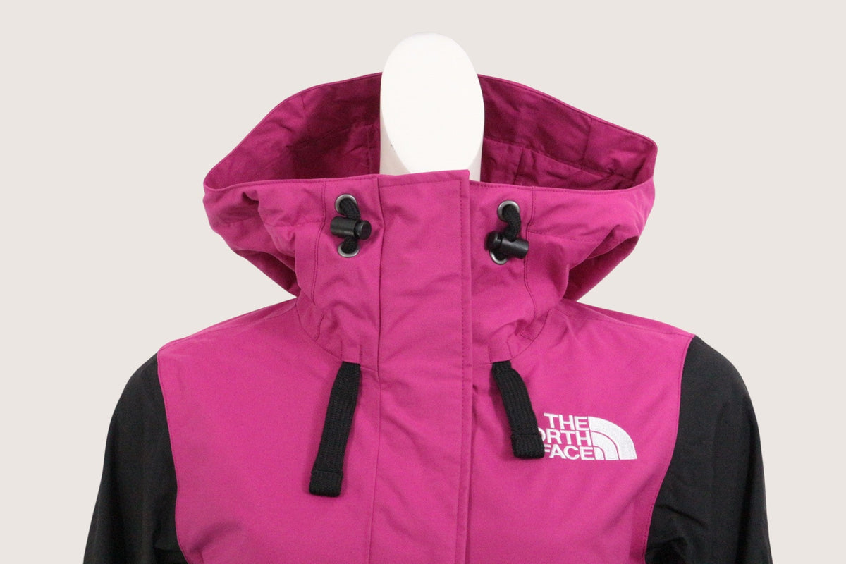 Veste de ski Frippindealz The North Face rose et noire avec capuche ajustable et logo blanc brodé sur la poitrine