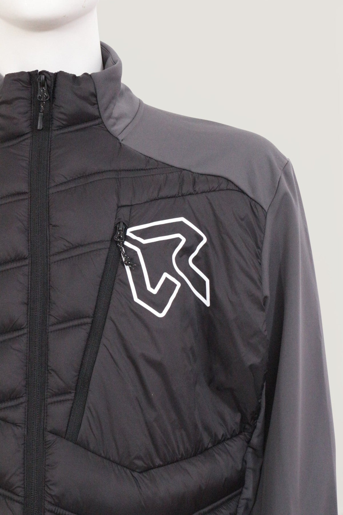 Veste technique Frippindealz Rock Experience noire et grise avec logo blanc, poches zippées et col montant