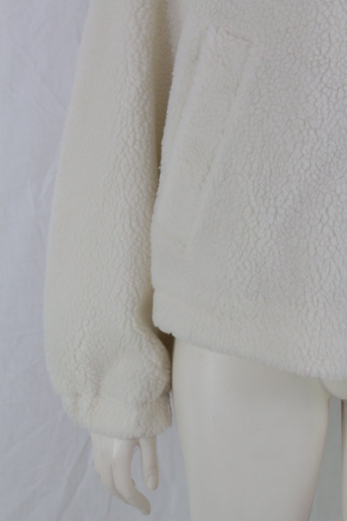 Veste teddy blanche en polyester doux de la marque Frippindealz, coupe confortable et texture polaire