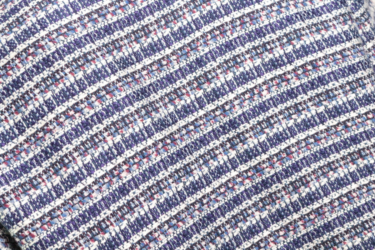 Gros plan sur le tissu texturé bleu et blanc de la veste Frippindealz en mélange de polyester et acrylique