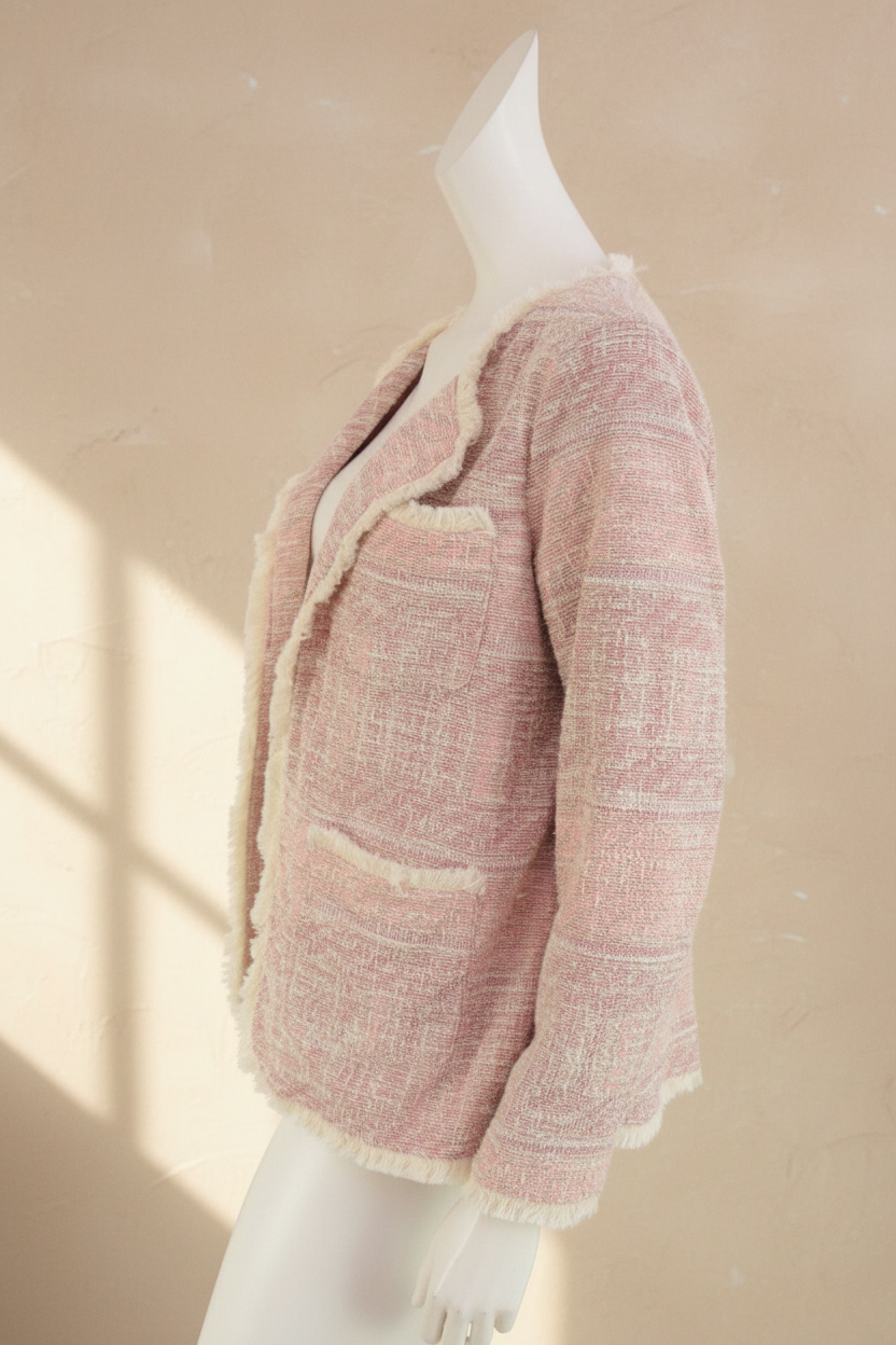 Veste légère Frippindealz Cortefiel en tweed vieux rose et crème avec finitions effilées sur mannequin