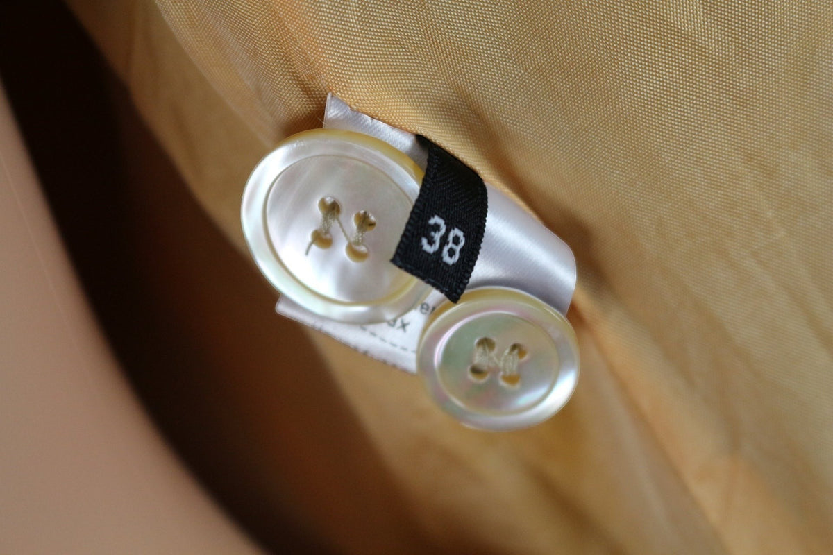 Boutons de rechange et étiquette de taille 38 sur la doublure intérieure de la veste Windsor Frippindealz