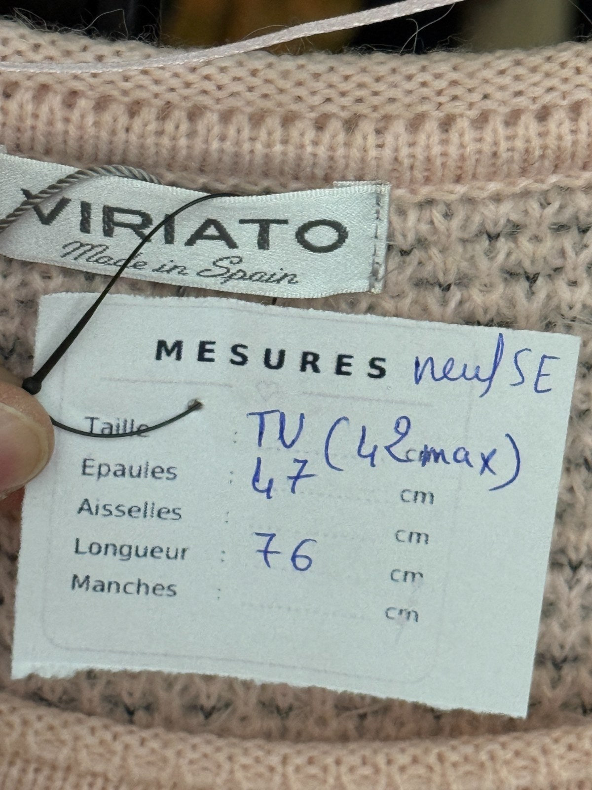 Etiquette de marque Viriato sur un pull oversize rose poudré en maille gaufrée chez Frippindealz