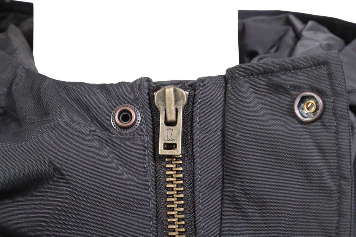 Gros plan sur la fermeture éclair en métal vieilli et les boutons-pression de la doudoune Wrangler Frippindealz noire