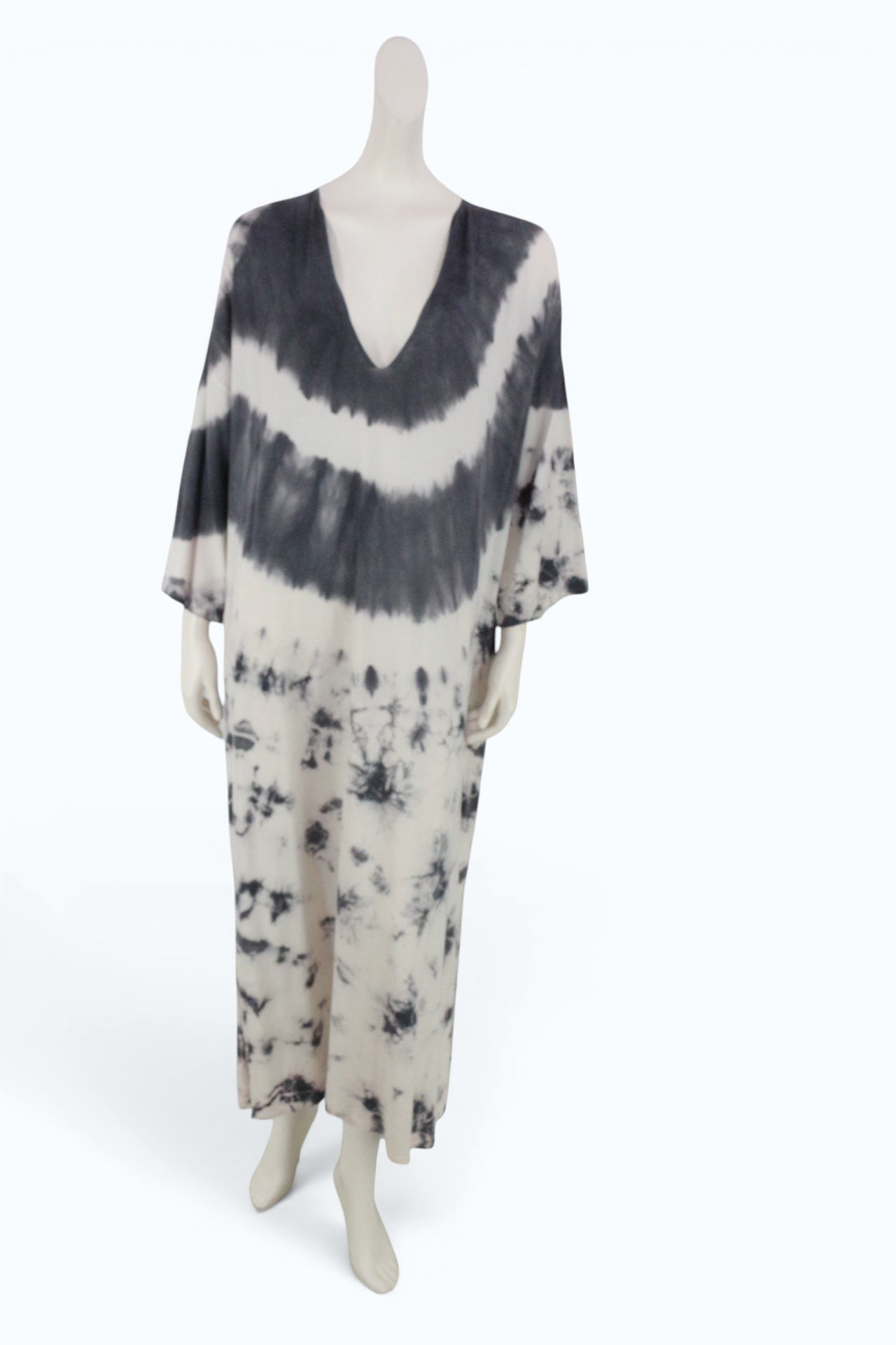 Caftan Frippindealz Zara gris et blanc à motif tie and dye, coupe ample, col en V et manches évasées style bohème