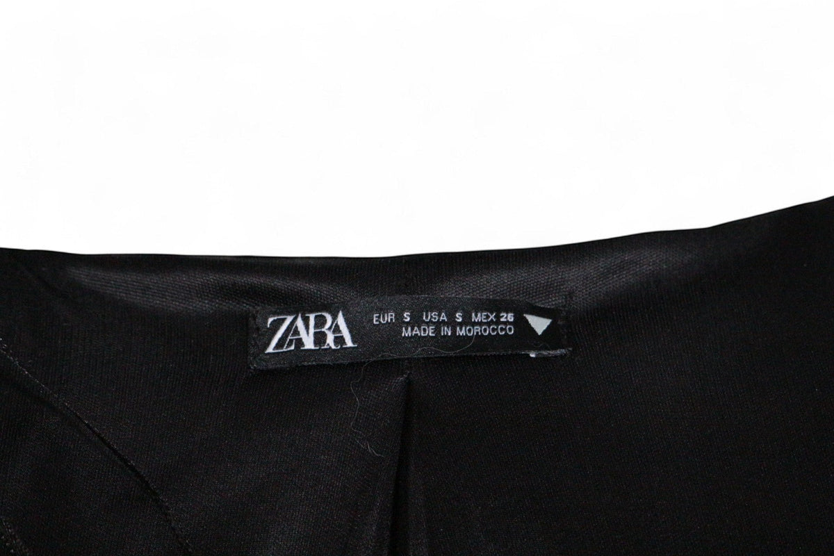 Étiquette de marque Zara sur un manteau Frippindealz noir et blanc en polyester et coton