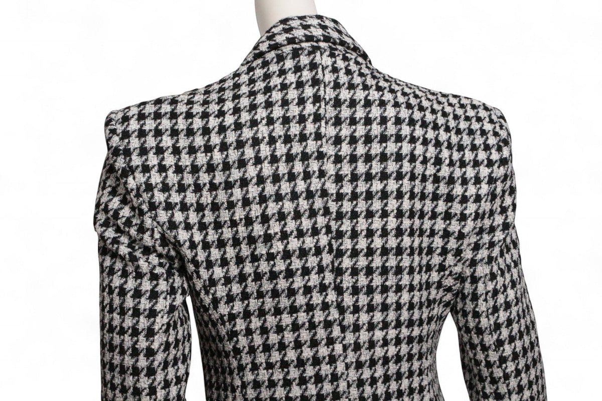 Manteau Frippindealz Zara en polyester et coton avec motif pied de poule noir et blanc, vue arrière sur mannequin