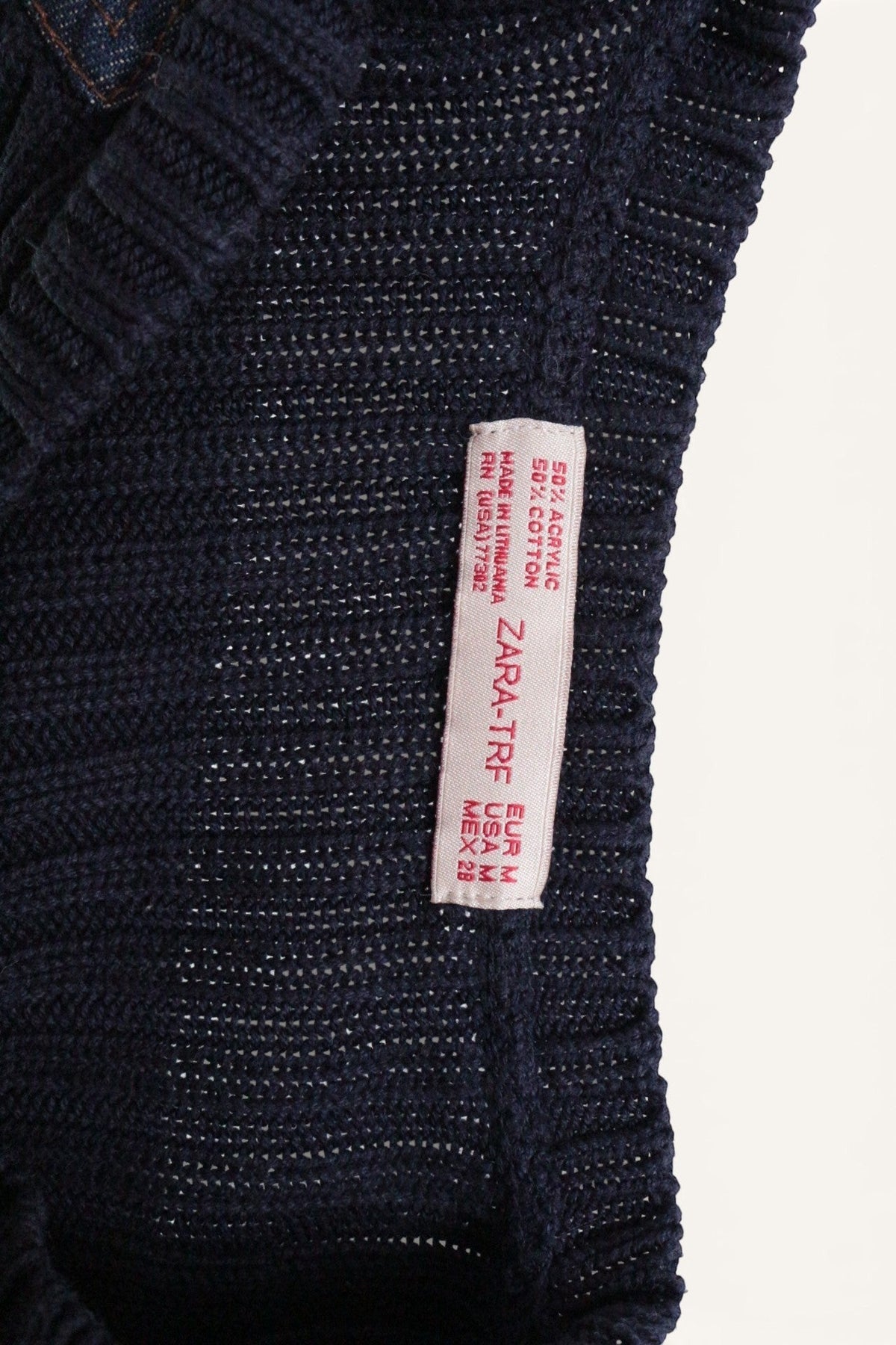 Étiquette intérieure Frippindealz sur un pull Zara bleu marine en mélange acrylique et coton, taille M
