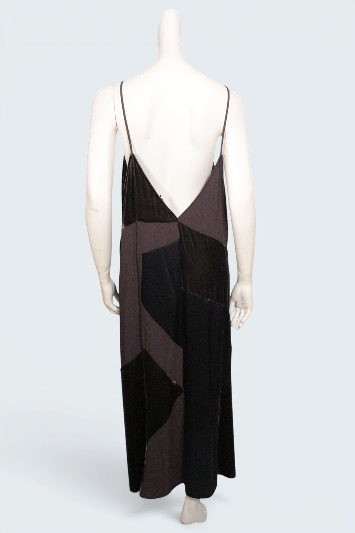 Robe longue Frippindealz Zara en viscose et soie marron et noire à dos nu sur mannequin