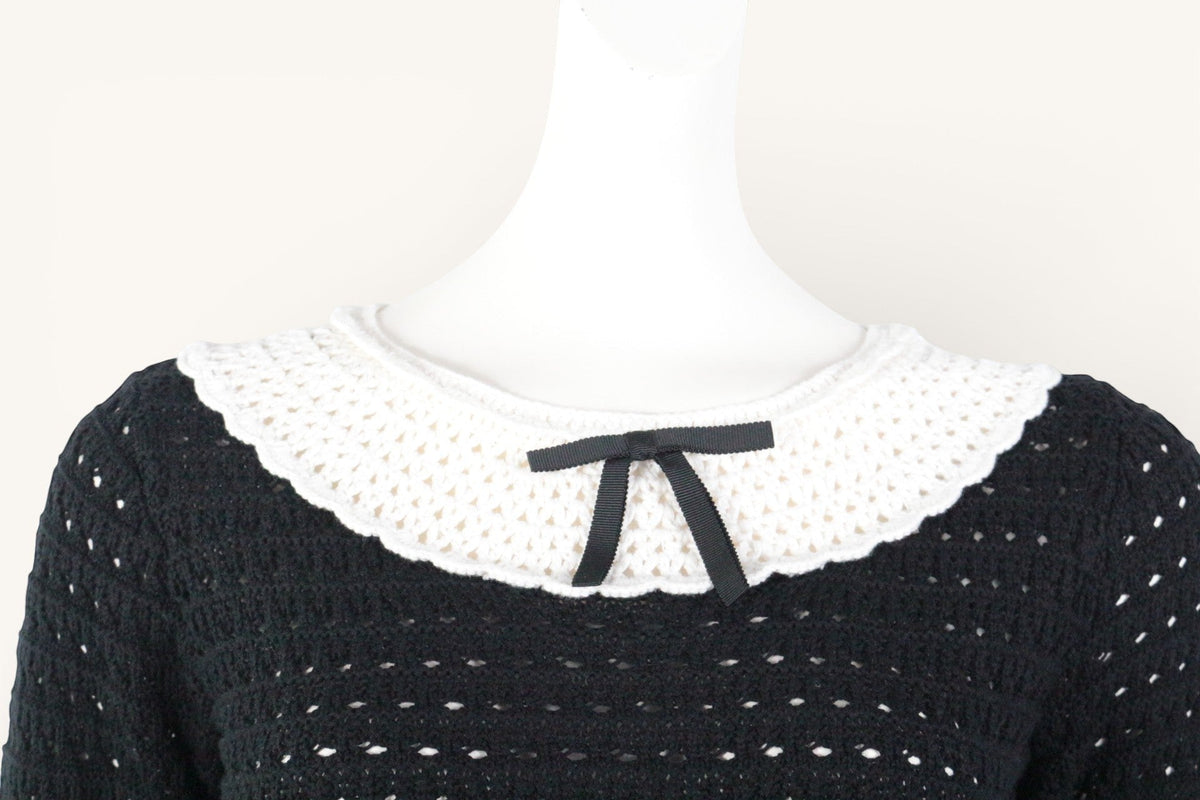 Robe Frippindealz Zara en maille noire avec un col crocheté blanc contrastant et un petit nœud noir décoratif