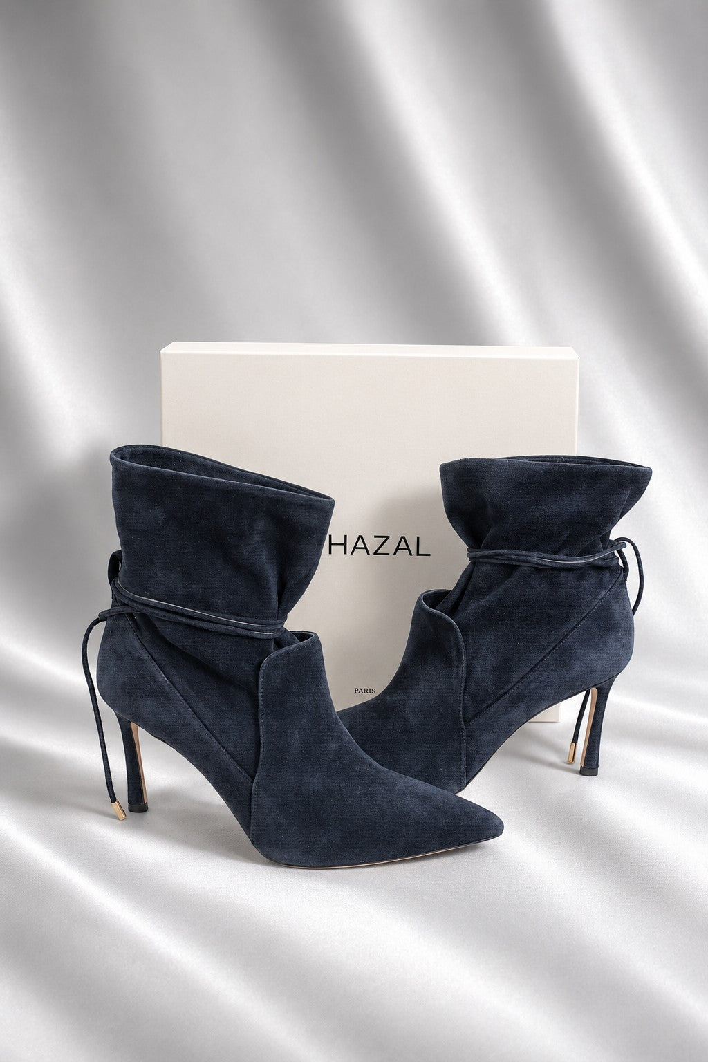 Bottines Ghazal Paris en daim bleu marine avec liens à nouer et talon fin. Neuves.