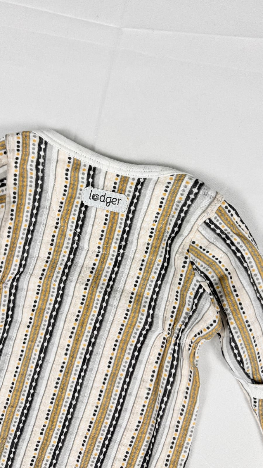 Détail du dos et du logo Lodger de la gigoteuse rayée miel – Frippin'Dealz
