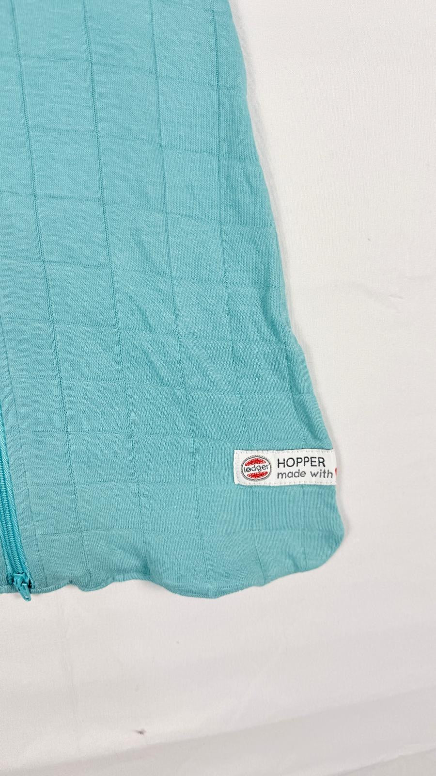 Détail de l'étiquette Hopper Lodger et du bas de la gigoteuse turquoise – Frippin'Dealz
