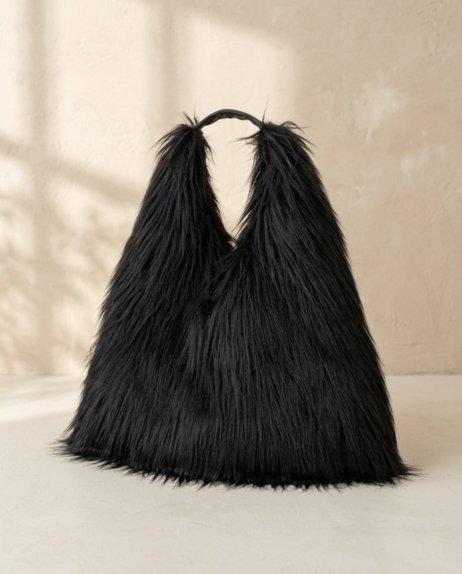 Grand sac porté épaule en fausse fourrure – photo 1 – Frippin'Dealz – photo retouchée par IA