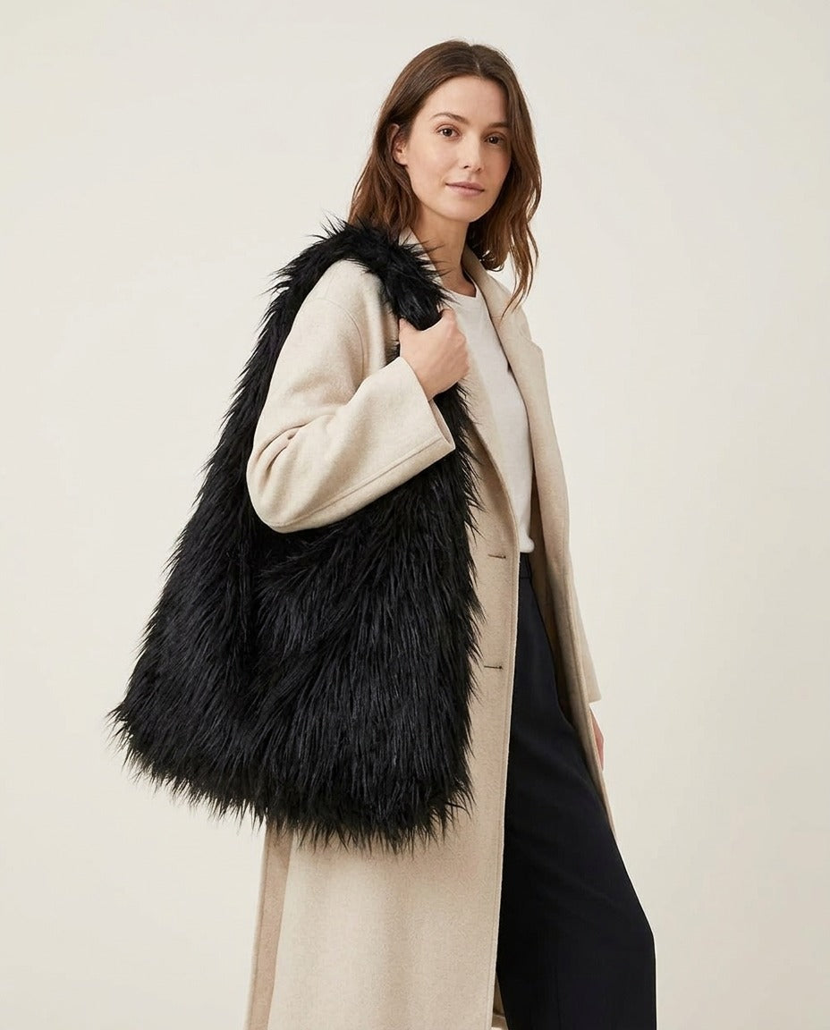 Grand sac porté épaule fausse fourrure moelleux 12 couleurs porté – photo générée par IA