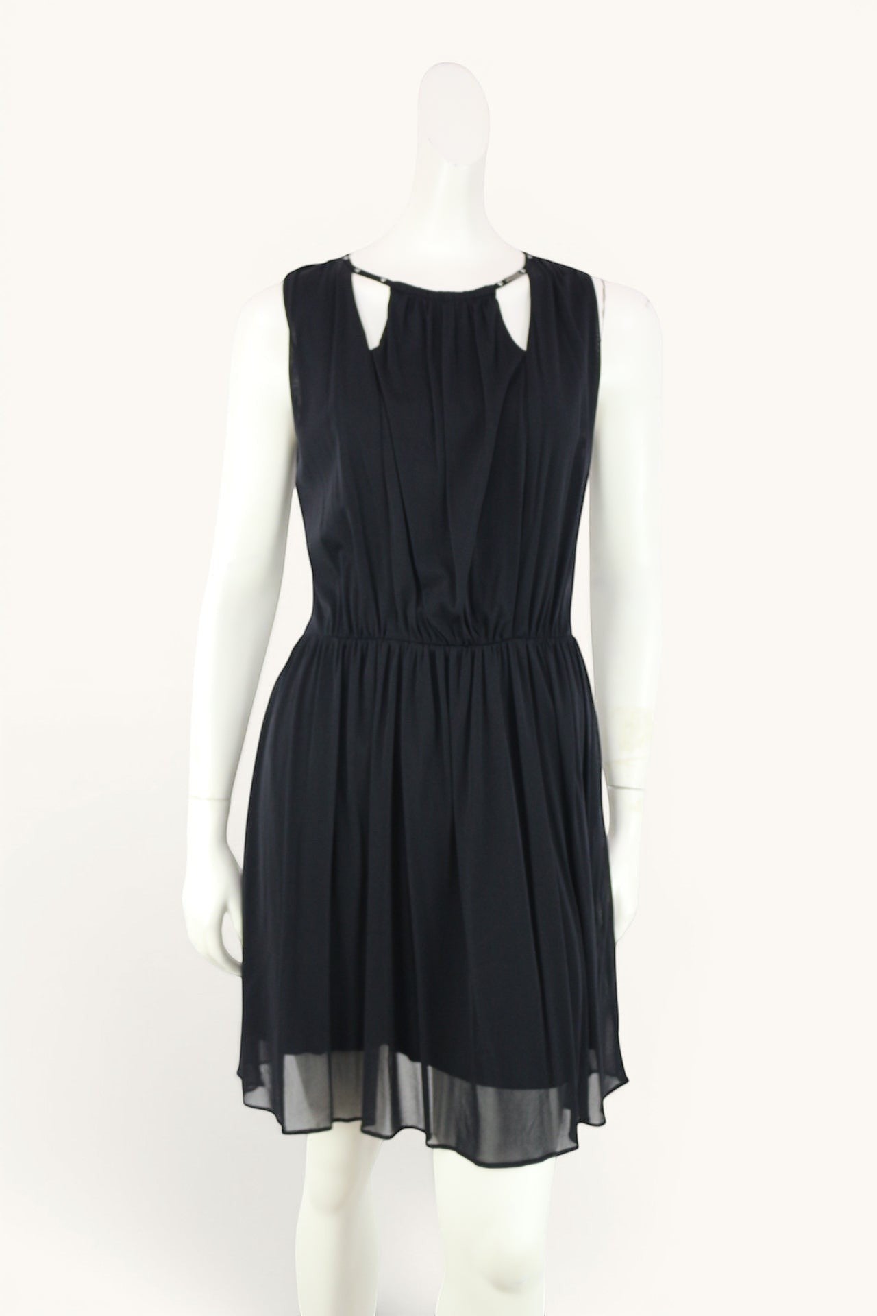 Robe noire Guess fluide en mousseline, taille S, avec détails bijoux aux épaules, idéale pour soirée ou cocktail.