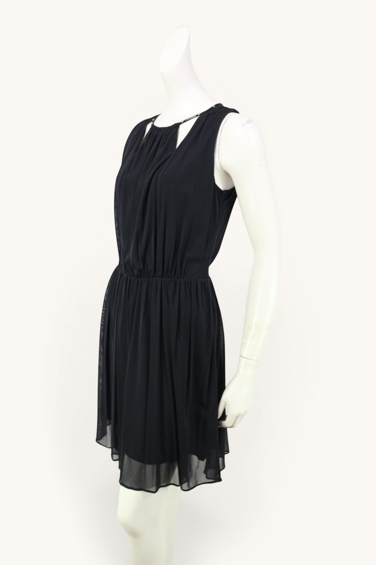 Robe noire Guess fluide en mousseline, taille S, avec détails bijoux aux épaules, idéale pour soirée ou cocktail.