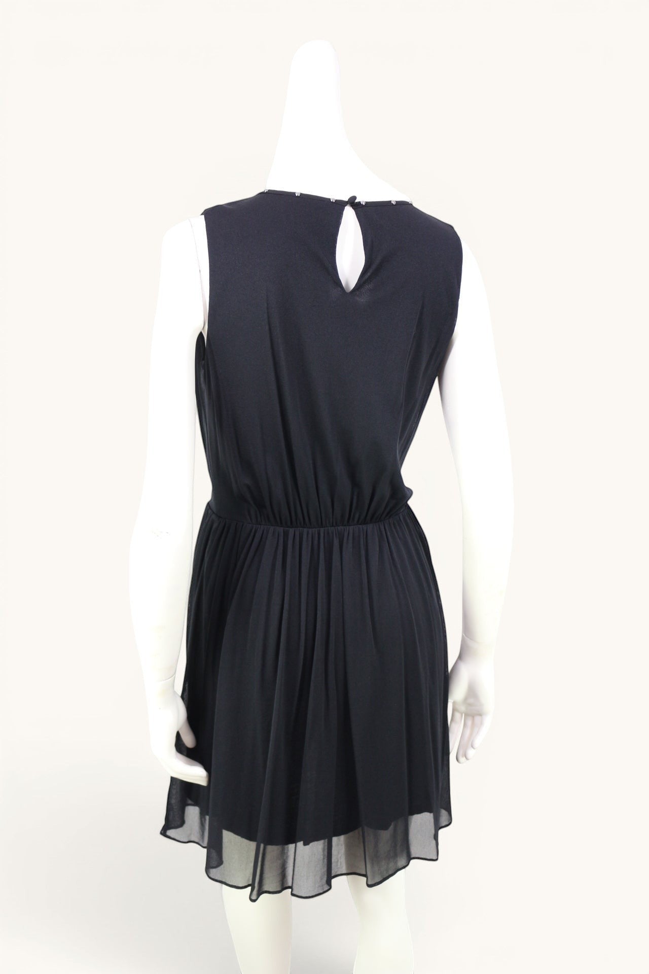 Robe noire Guess fluide sans manches, taille élastiquée, détails bijoux aux épaules, jupe en mousseline, taille S.