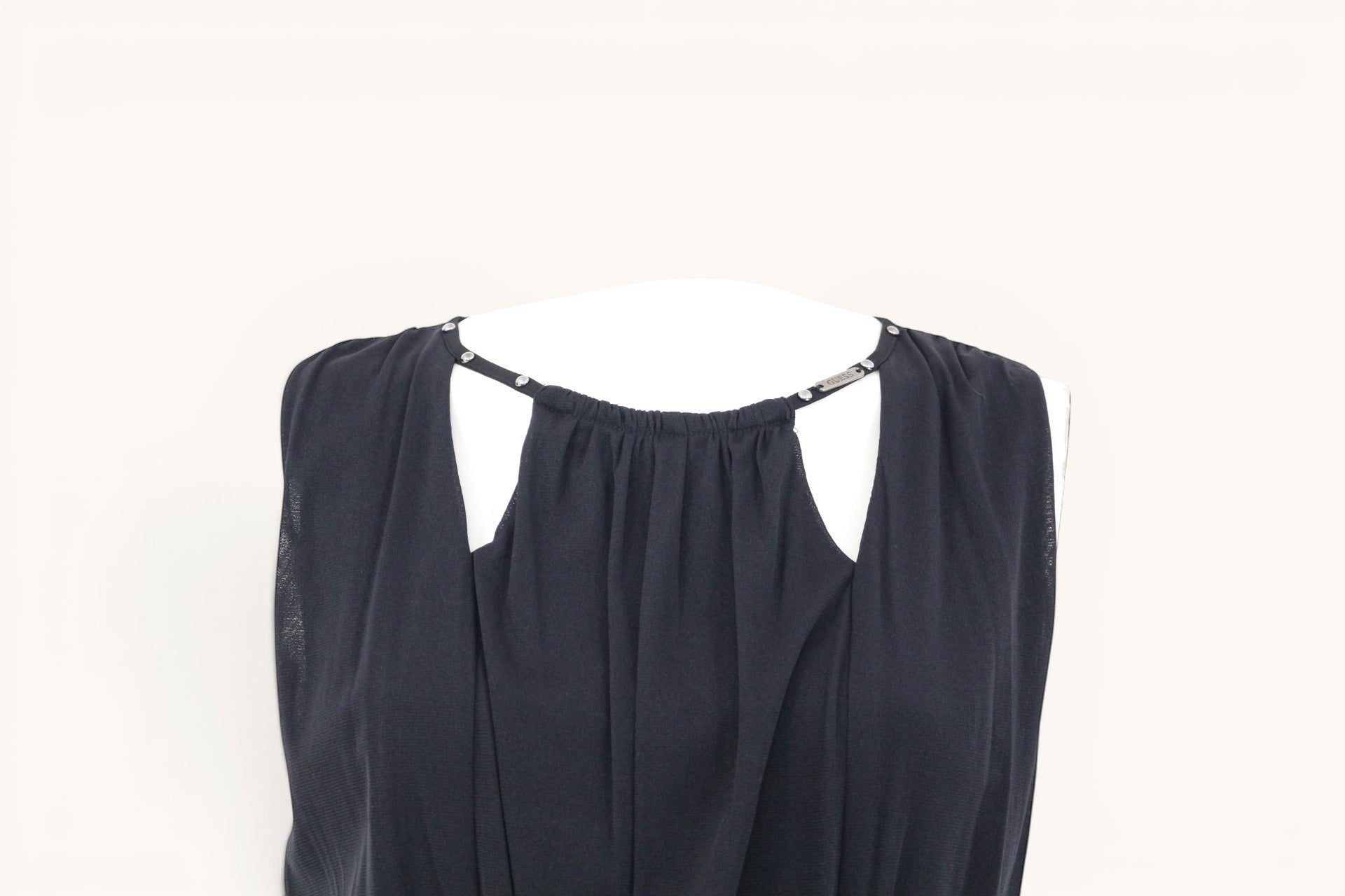 Robe Guess noire fluide en mousseline, sans manches, taille élastiquée avec détails bijoux aux épaules. Taille S.
