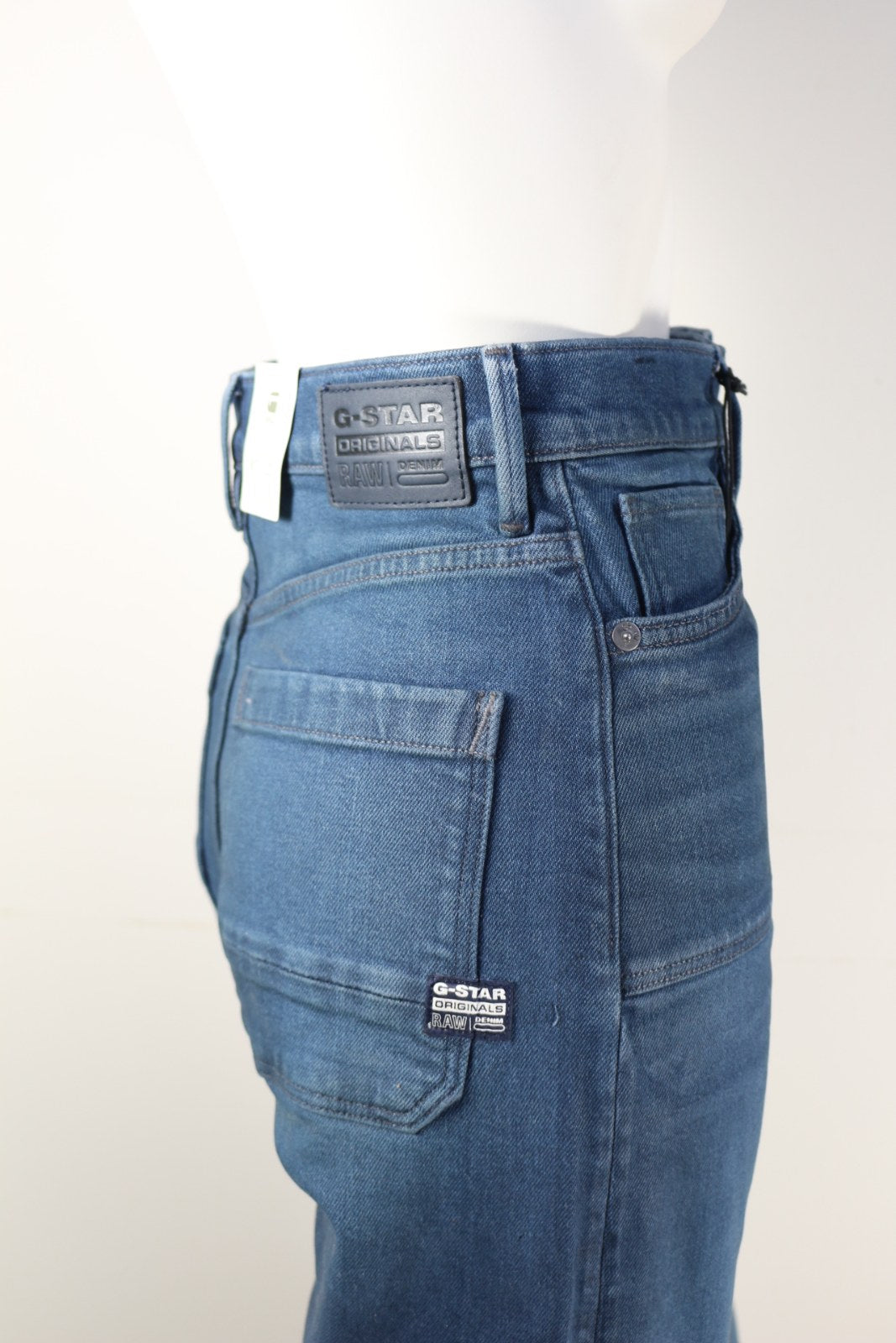 Détail du patch en cuir G-Star Originals Raw Denim et de la poche arrière du jean bleu – Frippin'Dealz
