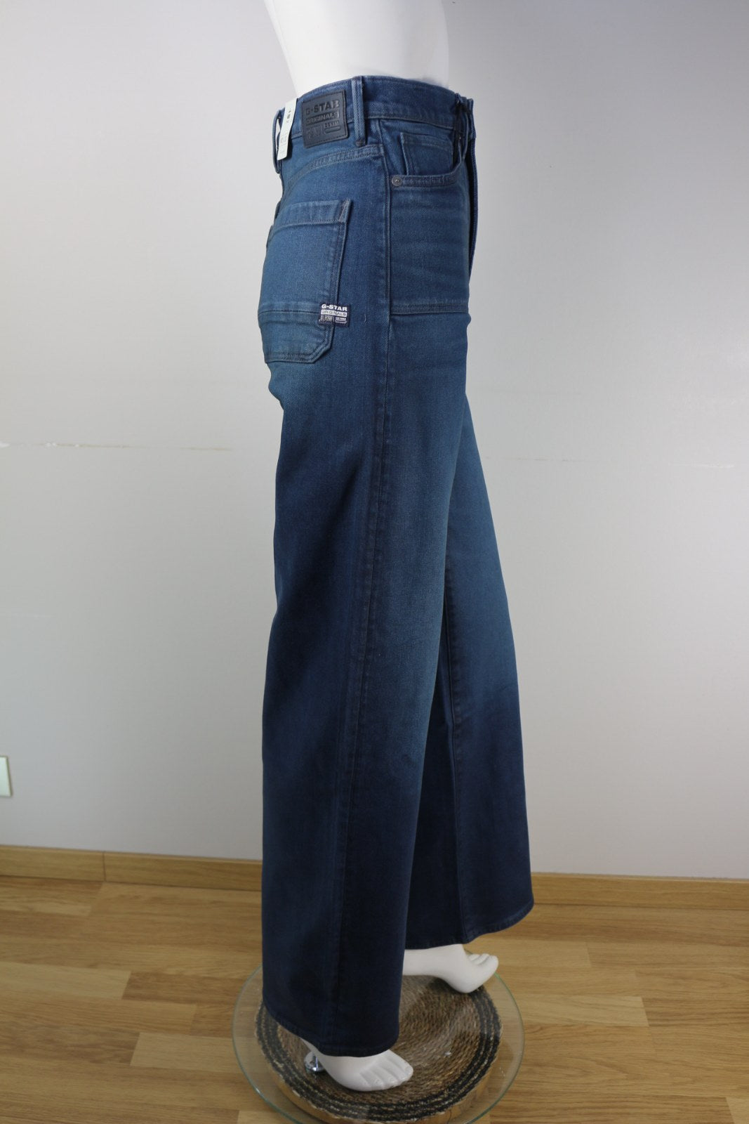 Jean G-Star Raw bleu vu de profil avec poche arrière et étiquette neuve – Frippin'Dealz
